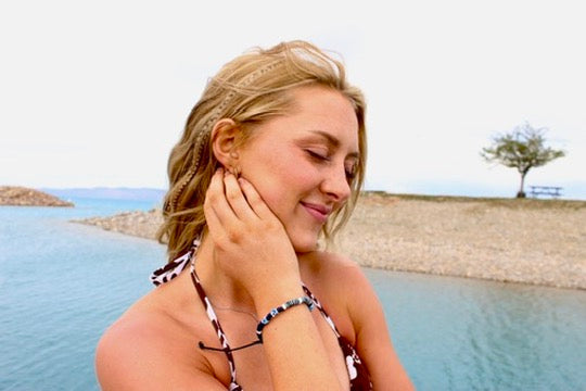 Coco shell bracelet with dyed bead accents close-up