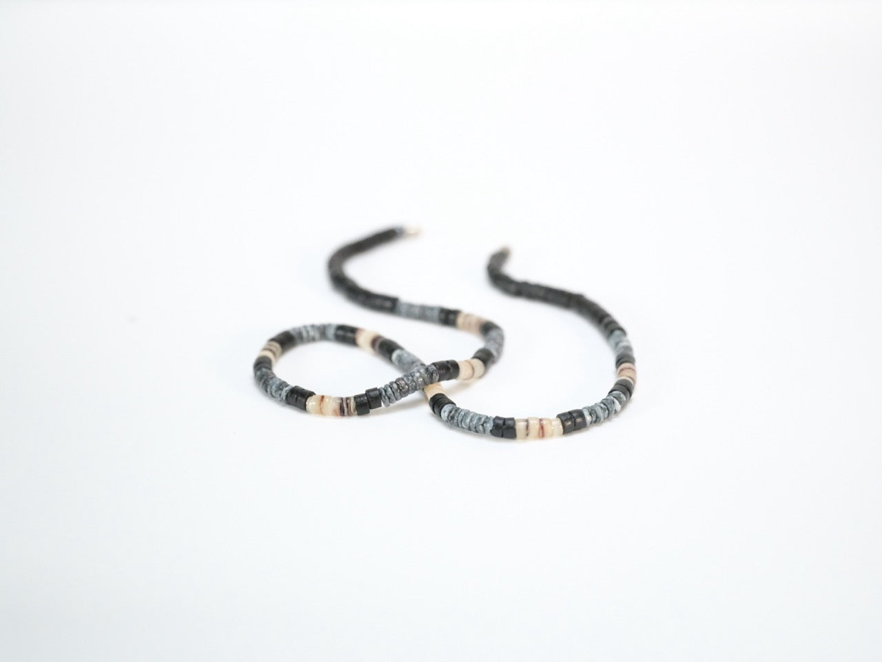 Coco shell necklace with dyed natural beads product view