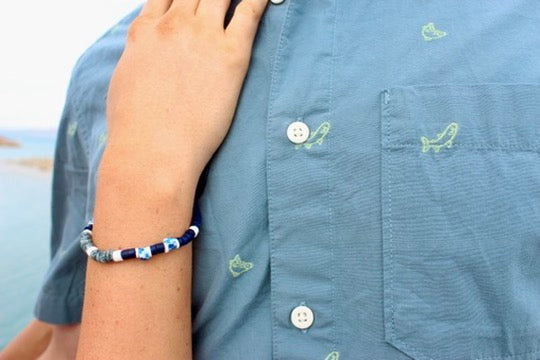 Coco shell bracelet with dyed bead accents side view